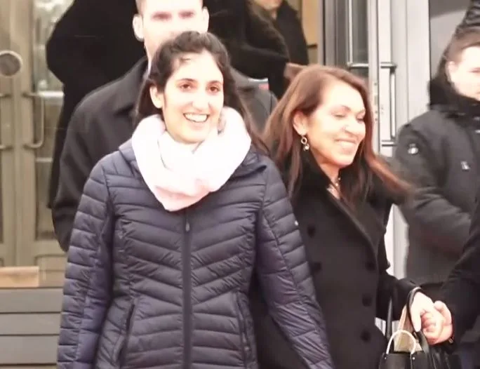 נעמה יששכר בדרך למטוס הביתה- לישראל