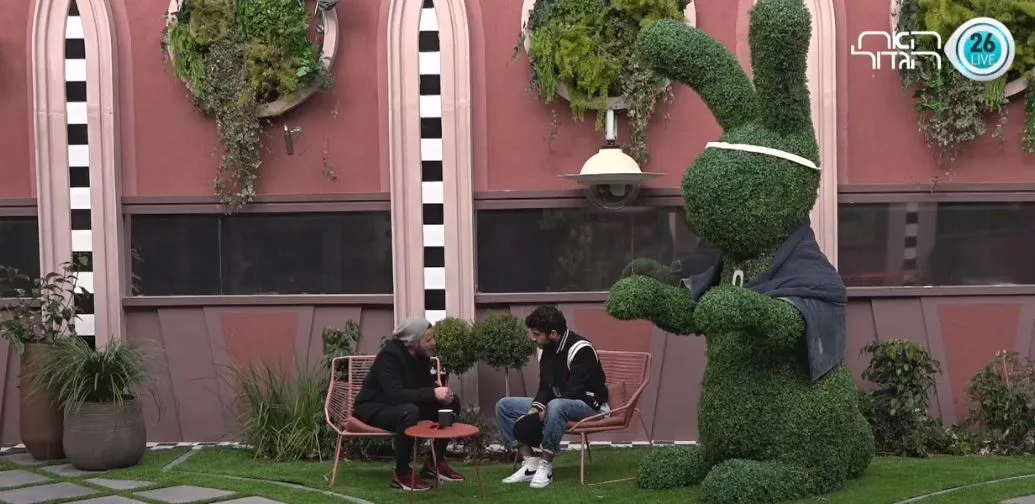 אסיף וליאור בשיחה בחצר