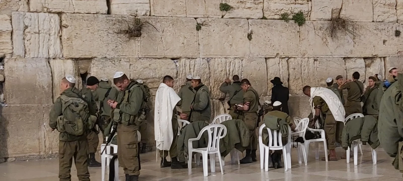 חיילי גולני בהשבעה בכותל