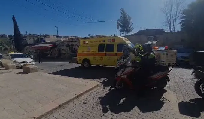 כוחות בטחון ומד''א בזירה בה התרחש פיגוע בשער פייסל סמוך להר הבית