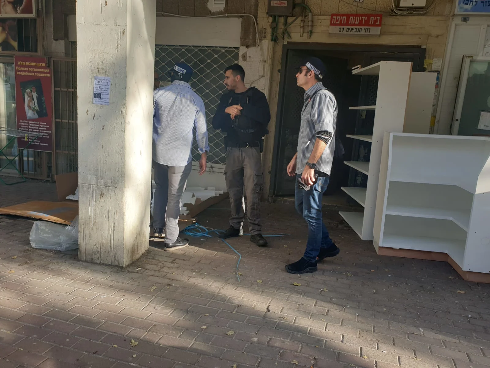 כוחות משטרה פורצים לביתו של המחבל שאדי בנא