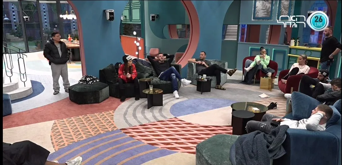 כל הדיירים בסלון