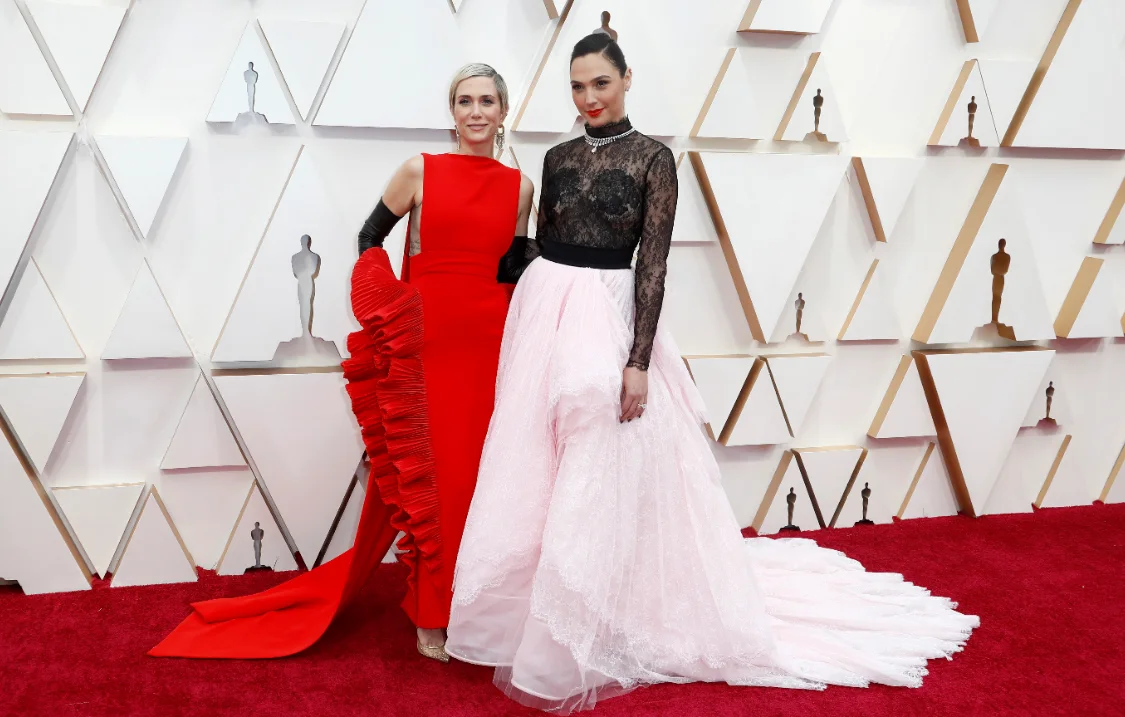 השחקניות גל גדות וקריסטן וויג, על השטיח האדום בקבלת הפנים של טקס האוסקר ה־92