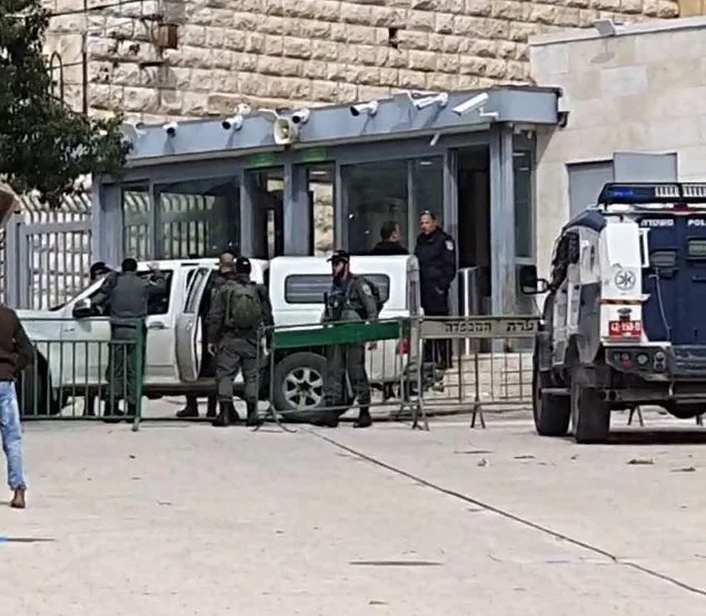 כוחות מג''ב בזירת ניסיון פיגוע הדקירה ליד מערת המכפלה