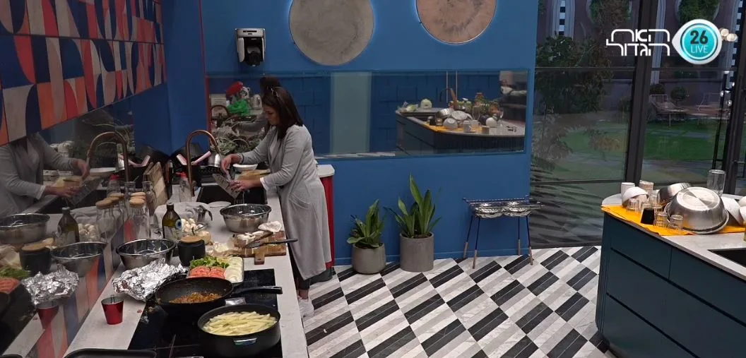 אודליה עובדת על ארוחת הצהריים