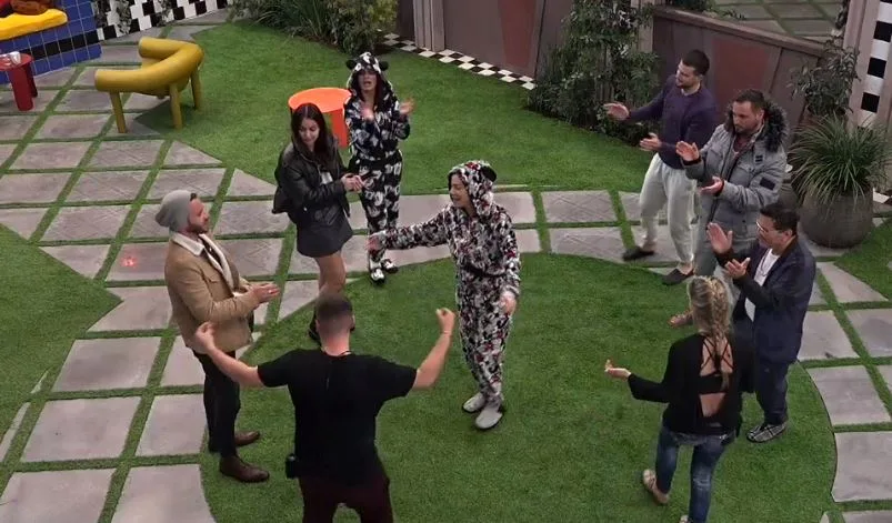 רוקדים בחצר