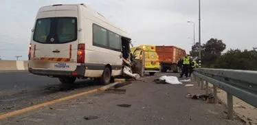 זירת תאונת הדרכים בצומת קסטינה, בה נהרג אדם אחד ונפצעו עשרה