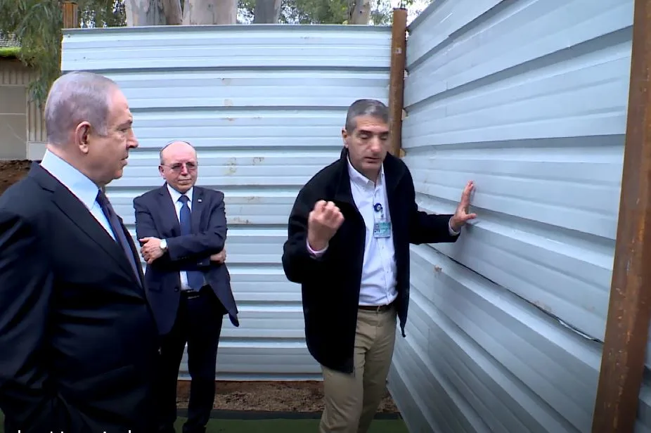 בנימין נתניהו בסיור במתחם החדש שהוקם בשיבא בעקבות וירוס הקורונה
