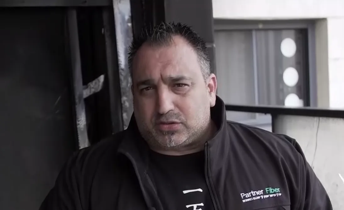 אריק אביטן בדירתו שנשרפה