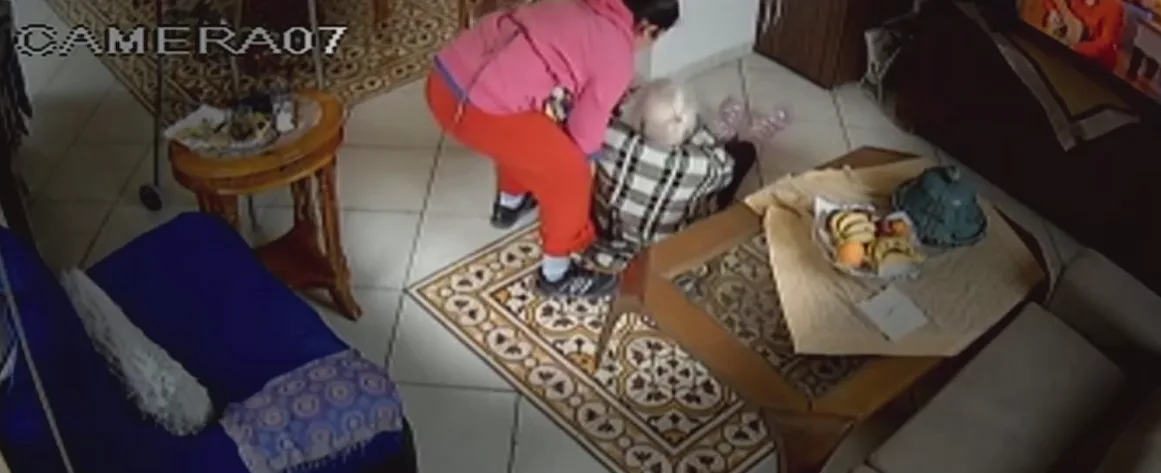 תיעוד מטפלת מתעללת בקשישה