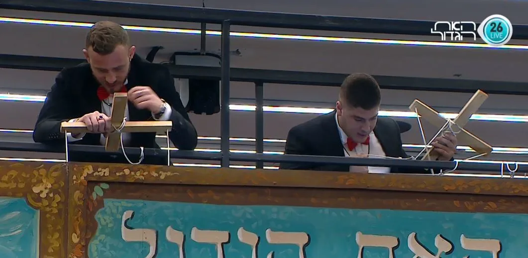 המושכים בחוטים