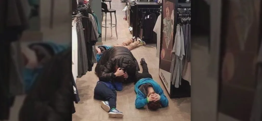 אלכס ברוטמן ובנו משתטחים על הרצפה בזמן אזעקה בעוטף