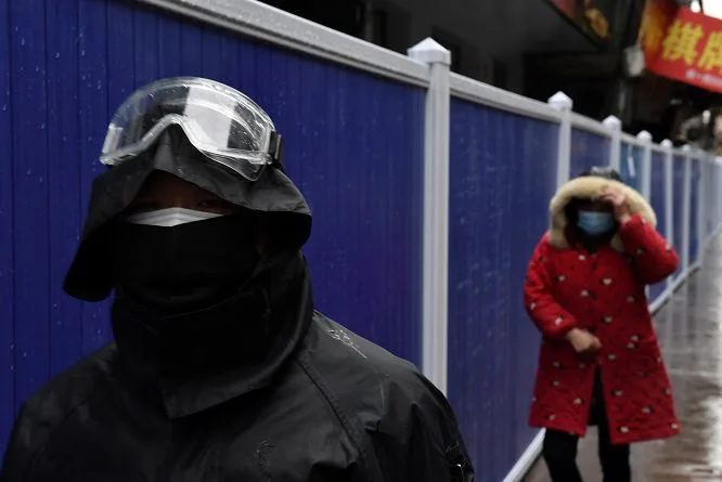 תושבי העיר ווהאן עוטים מסכות להגנה מפני הידבקות בקורונה