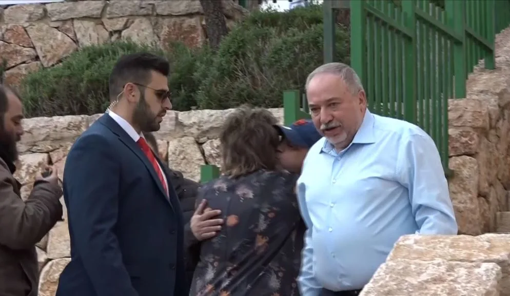 ליברמן בדרכו להצביע