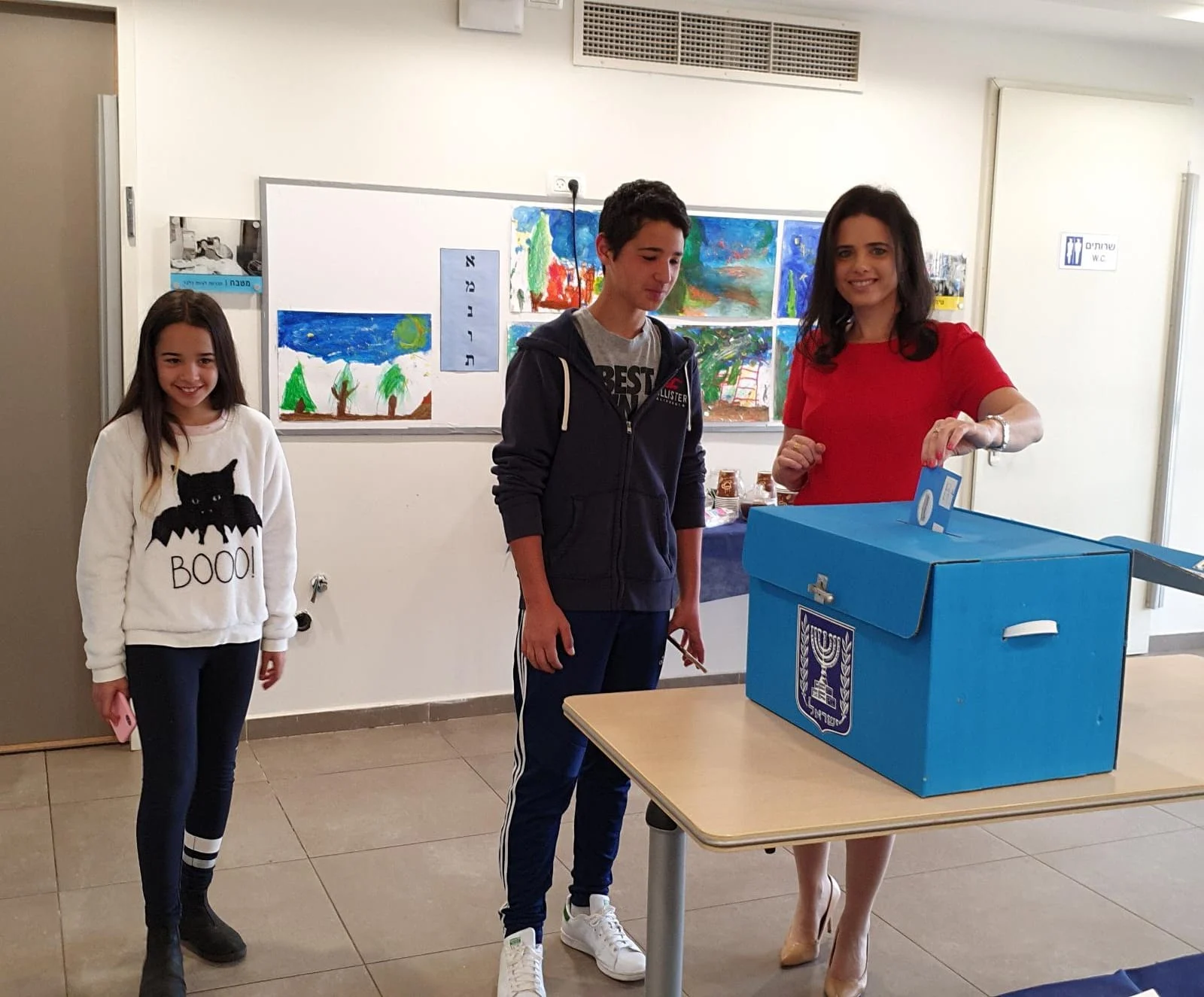 איילת שקד מצביעה בקלפי