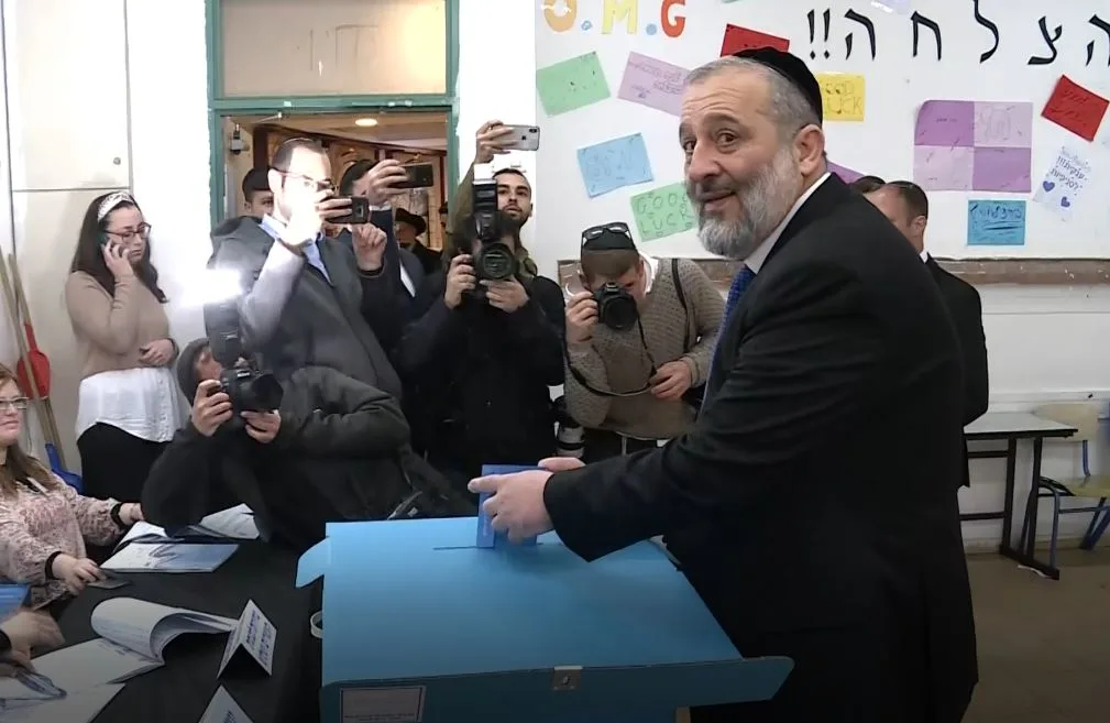 אריה דרעי מצביע בקלפי