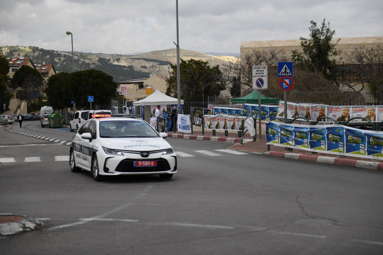 שוטרים שומרים על הסדר בקלפיות ברחבי הארץ