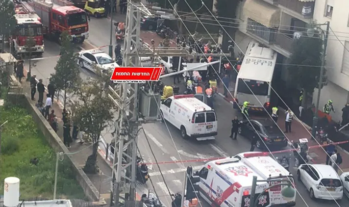 אוטובוס נכנס בבניין ברמת גן