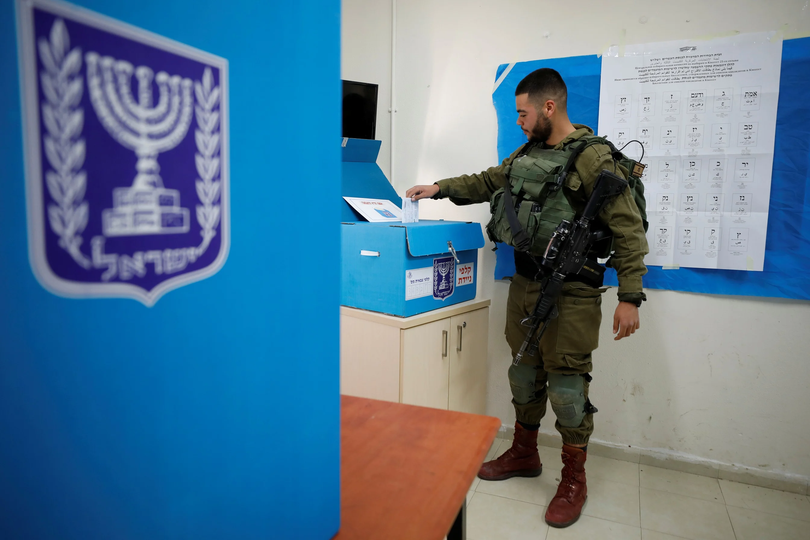 חייל צה''ל מצביע