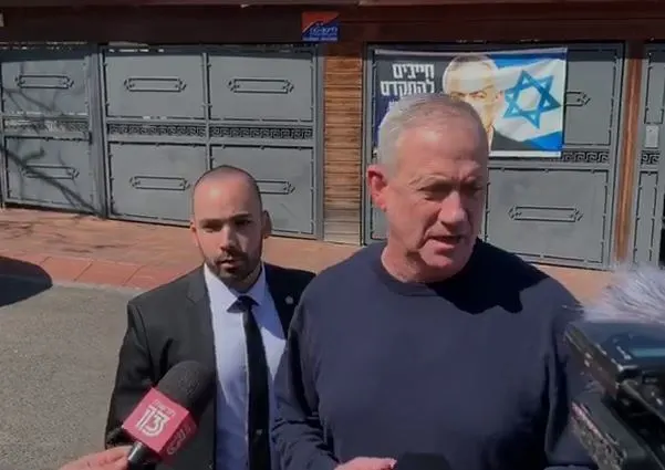 בני גנץ יוצא מביתו ביום שאחרי תוצאות הבחירות