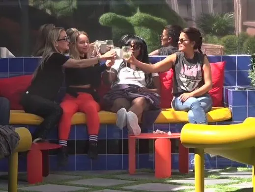 מציינות את יום האישה המזויף