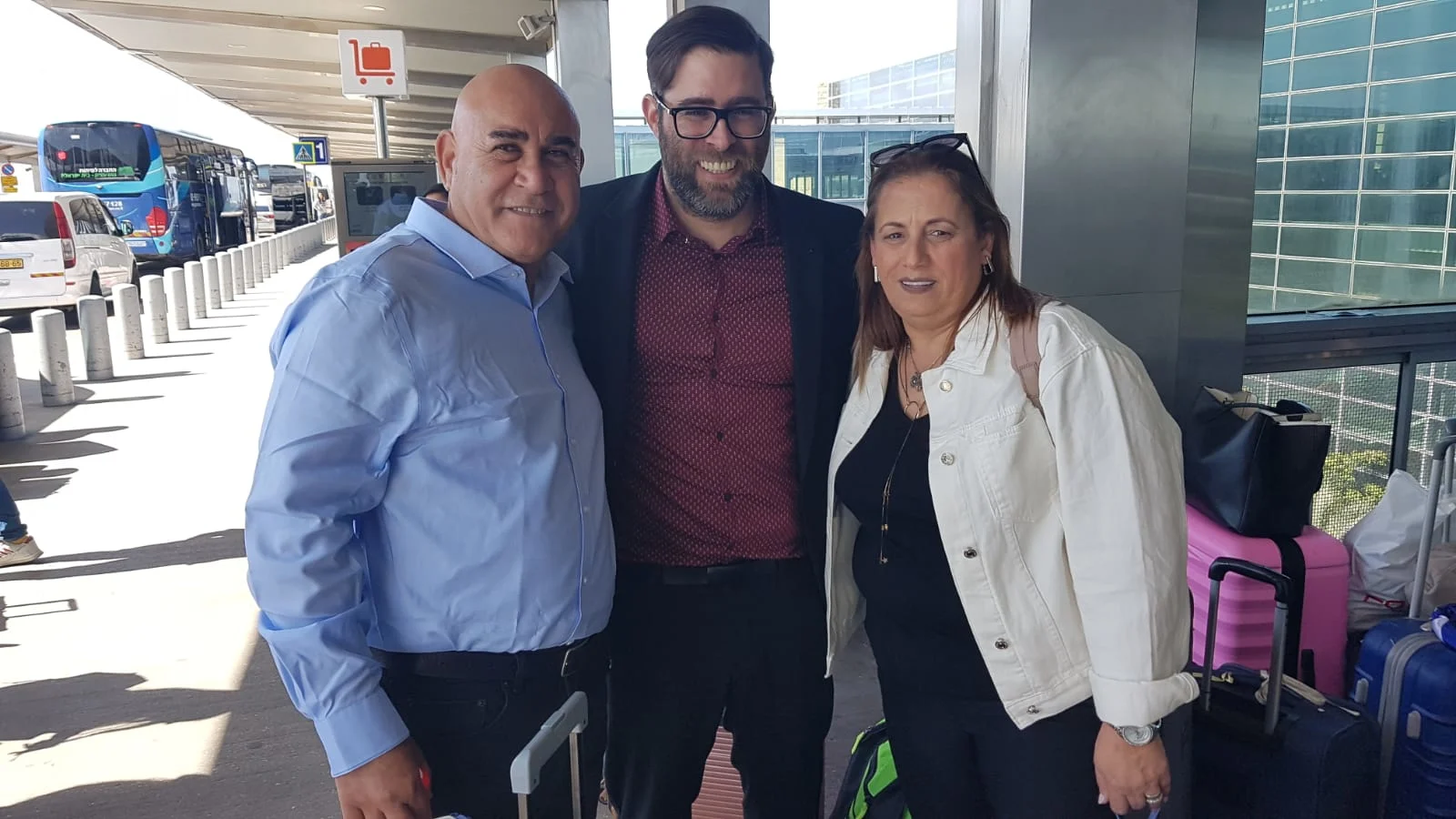 אורן חזן יחד עם הוריו, אביבה ויחיאל חזן לקראת צילומי זוג מנצח