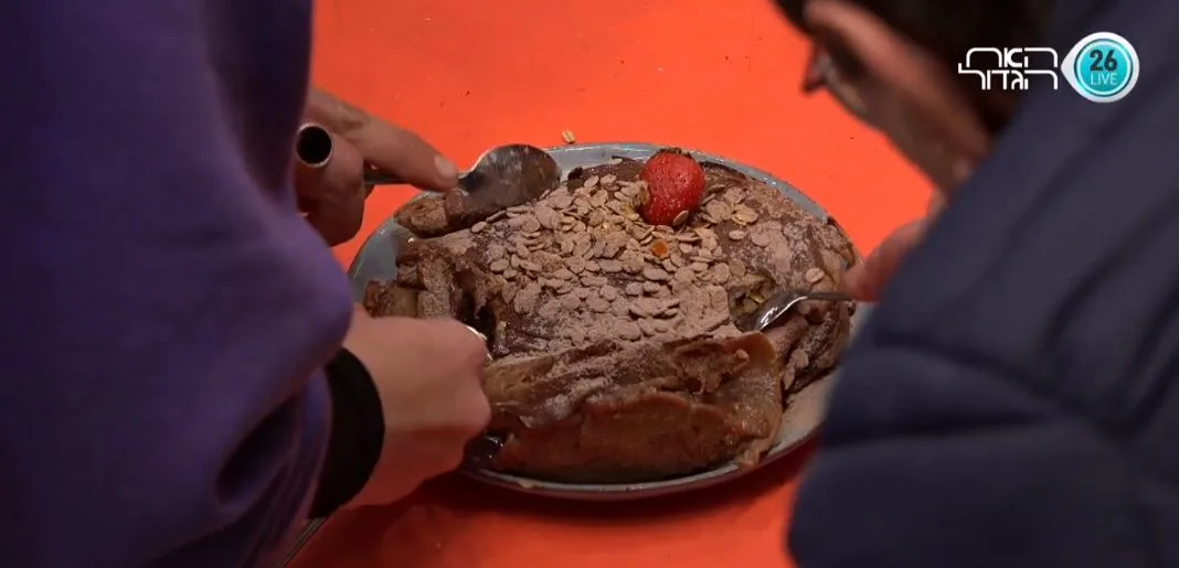 הדיירים מתפנקים עם עוגת פנקייק שהכינו ירדן ושירלי