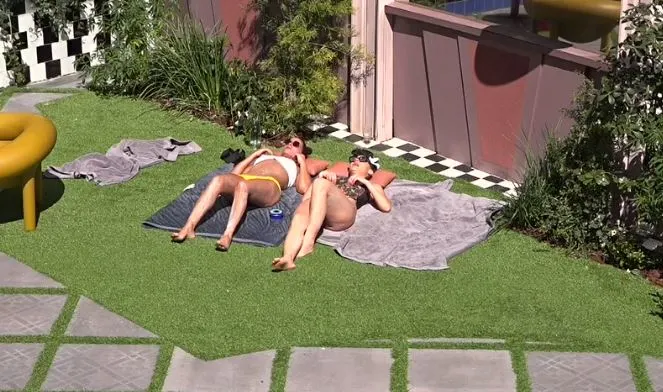 ירדן ואודליה משתזפות