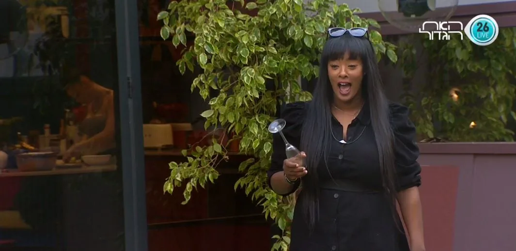 תקוה והכוס של אדם