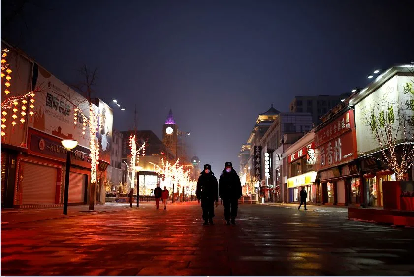 אנשי כוחות ביטחון סינים מסיירים ברחובות בייג'ינג הריקים