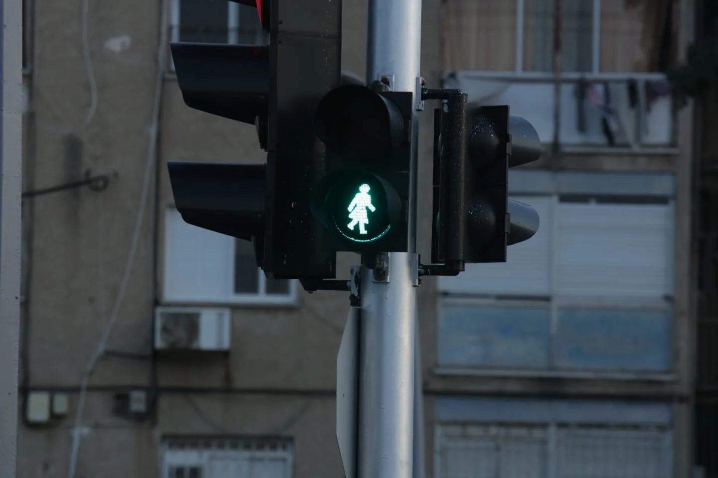 רמזור ירוק להולכי רגל לרגל יום האישה