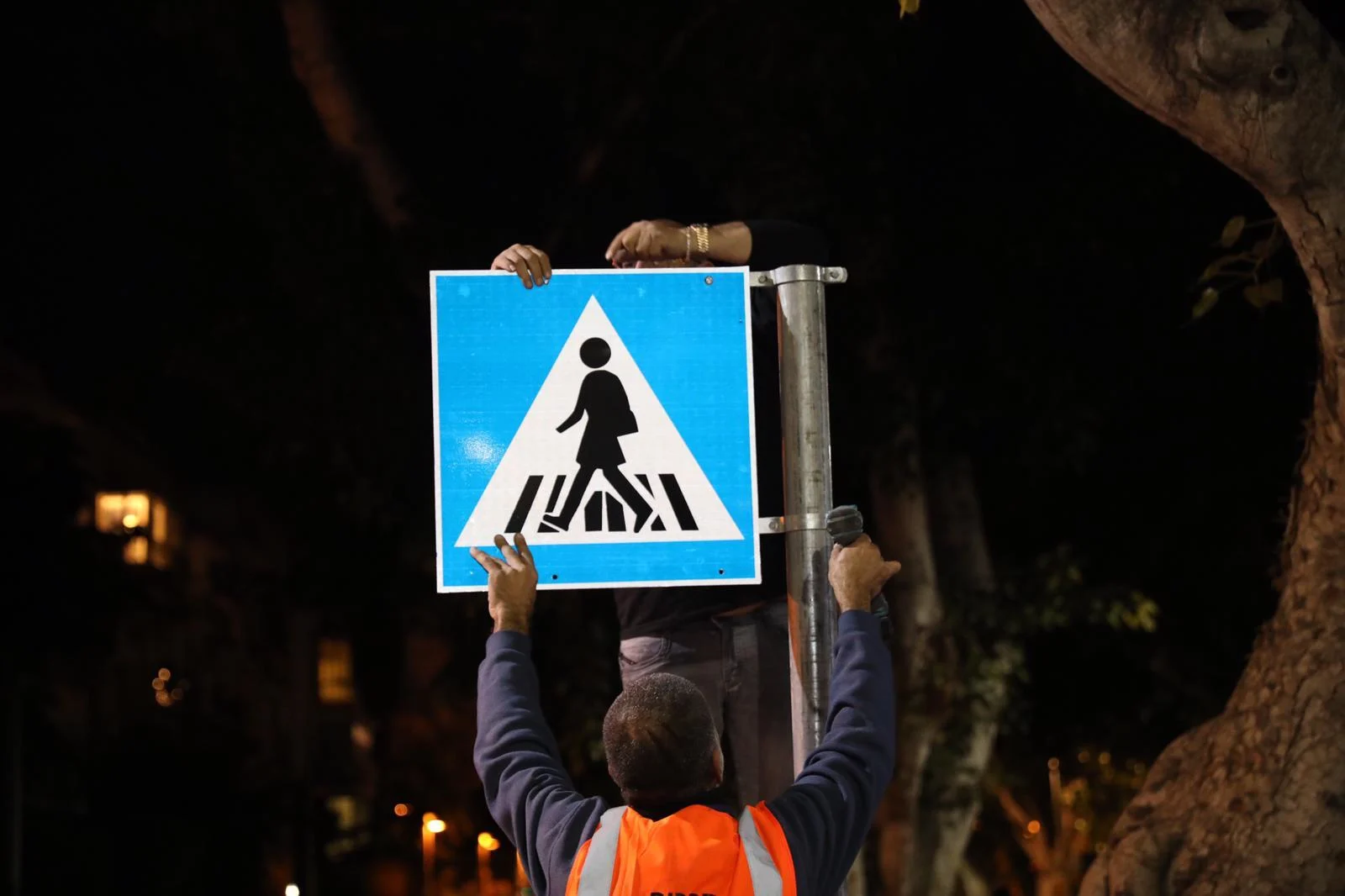 שלט של מעבר חצייה לרגל יום האישה