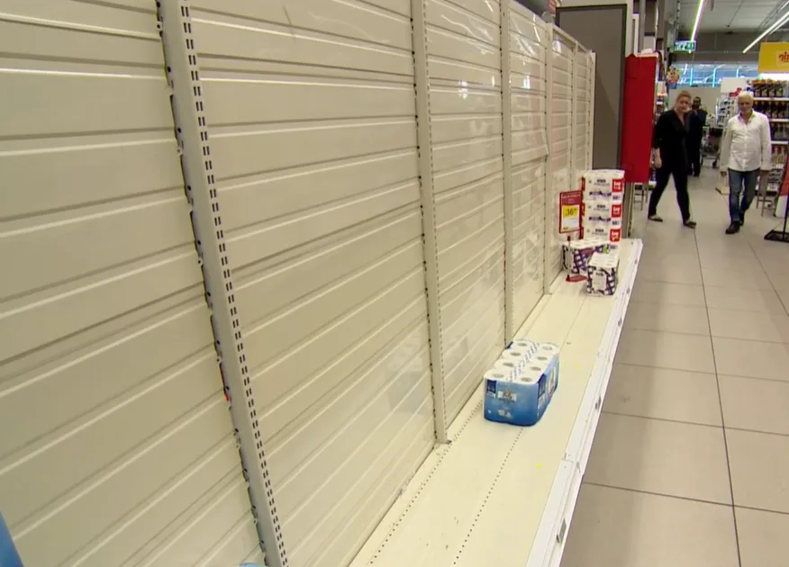 מדפים ריקים בסופר