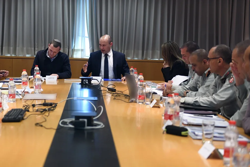 שר הביטחון נפתלי בנט בהערכת מצב על וירוס הקורונה