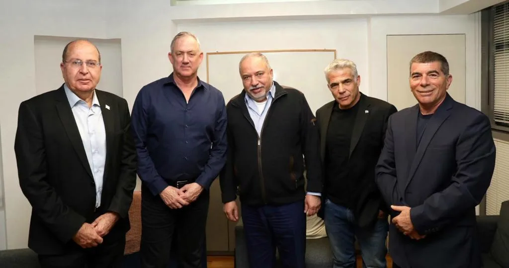 בכירי מפלגת כחול לבן עם אביגדור ליברמן