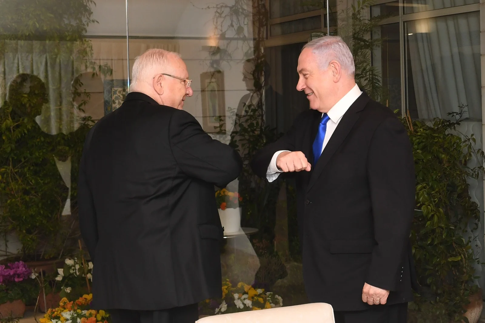 יו''ר הליכוד בנימין נתניהו ונשיא המדינה ראובן ריבלין מיישמים את הנחיות משרד הבריאות