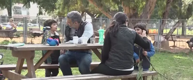 הורים וילדים מבלים בזמן החופש בעקבות וירוס הקורונה
