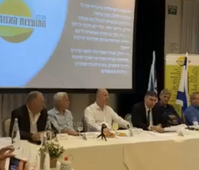 השר צחי הנגבי בכנס שבו שהה ליד חולה קורונה