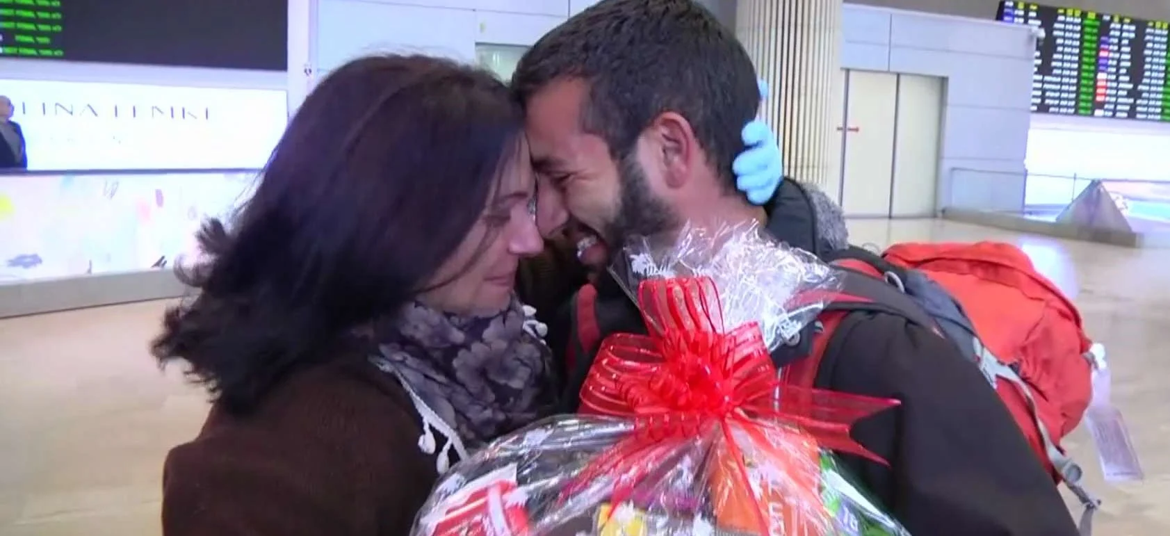 אם ובנה ששב מפרו בטיסה מיוחדת