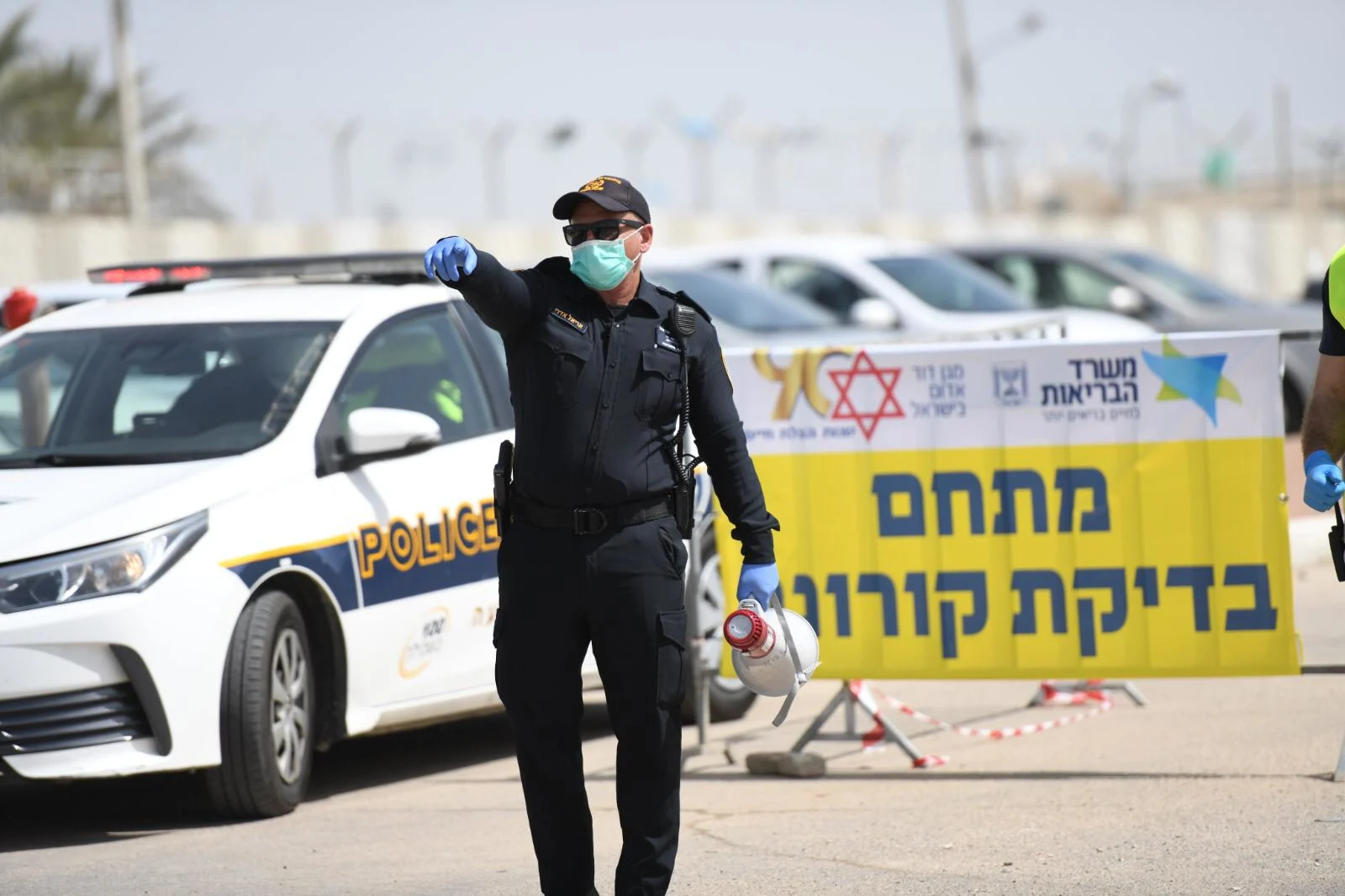 שוטרים אוכפים את תקנות הקורונה
