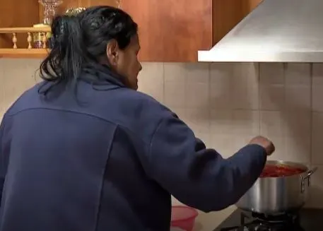 שמחה לוי מבשלת לנכדיה בצל משבר הקורונה