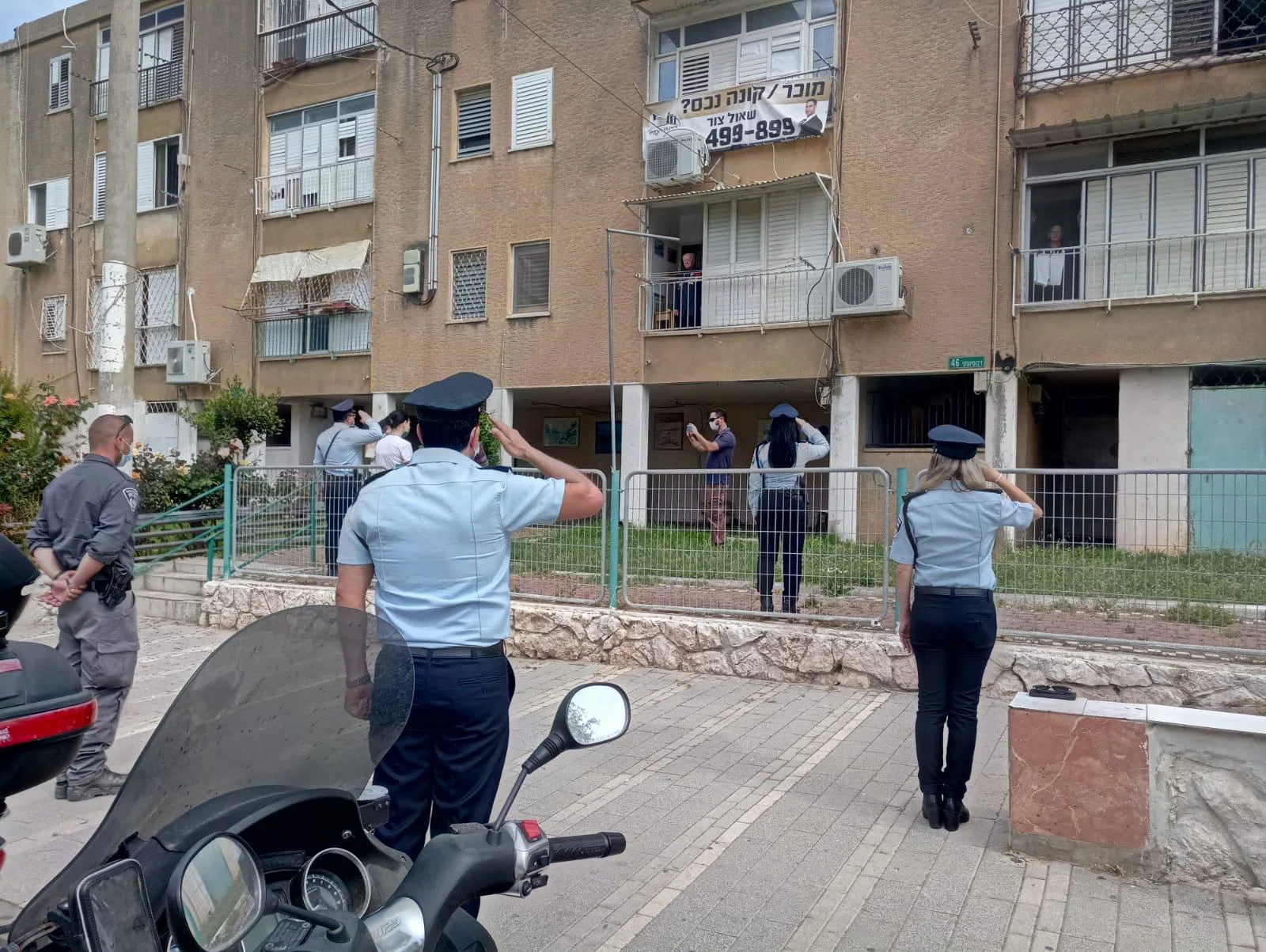 שוטרים מצדיעים לניצולי שואה