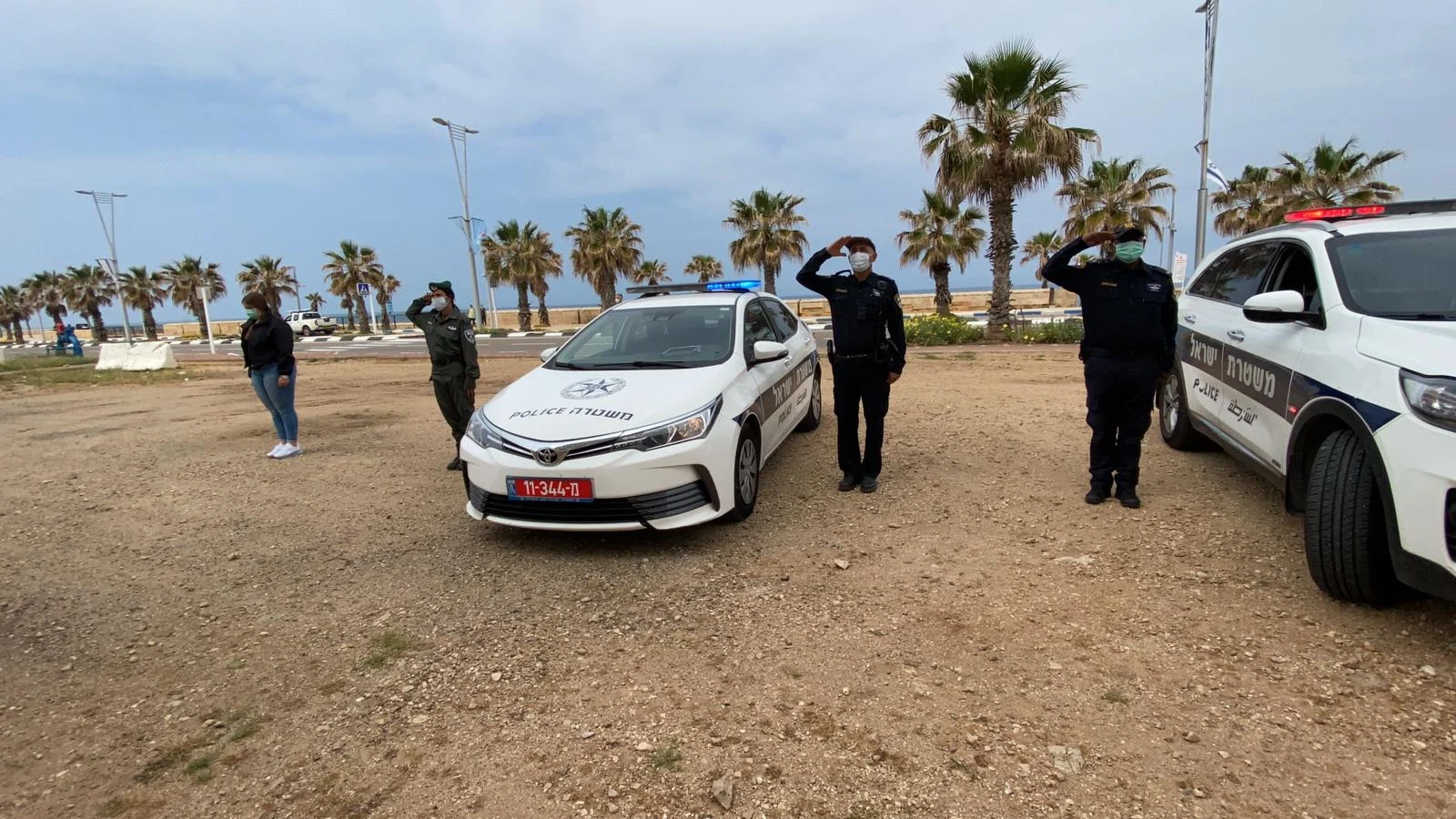 שוטרים מצדיעים לניצולי שואה