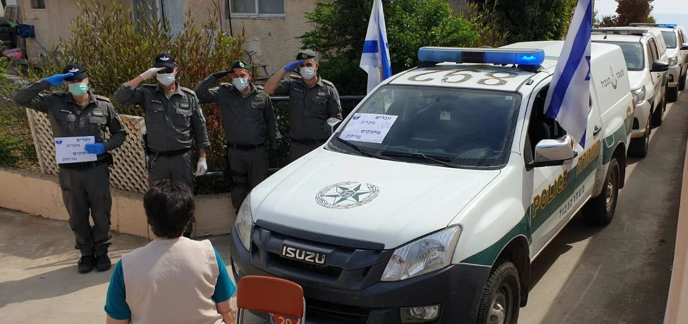 אנשי השיטור הקהילתי של עמק הירדן במחווה מרגשת מול ביתה של ניצולת שואה