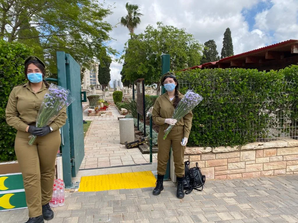 חיילות בבתי העלמין הצבאיים