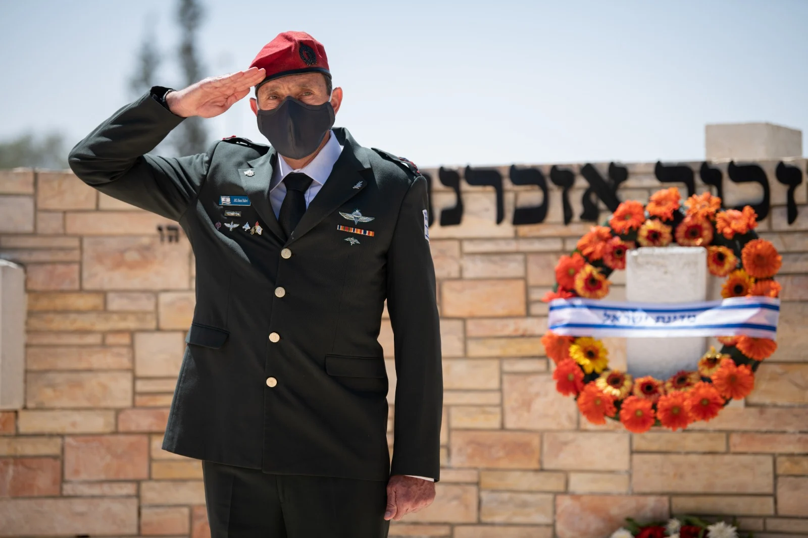 מפקד פיקוד דרום, אלוף הרצי הלוי, בבית העלמין הצבאי בבאר שבע