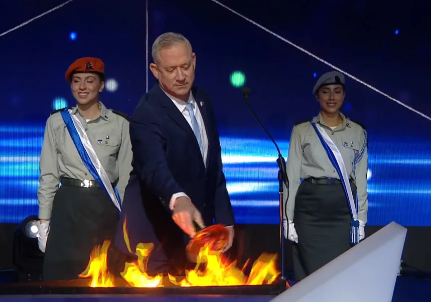 יו''ר הכנסת בני גנץ משיא משואה