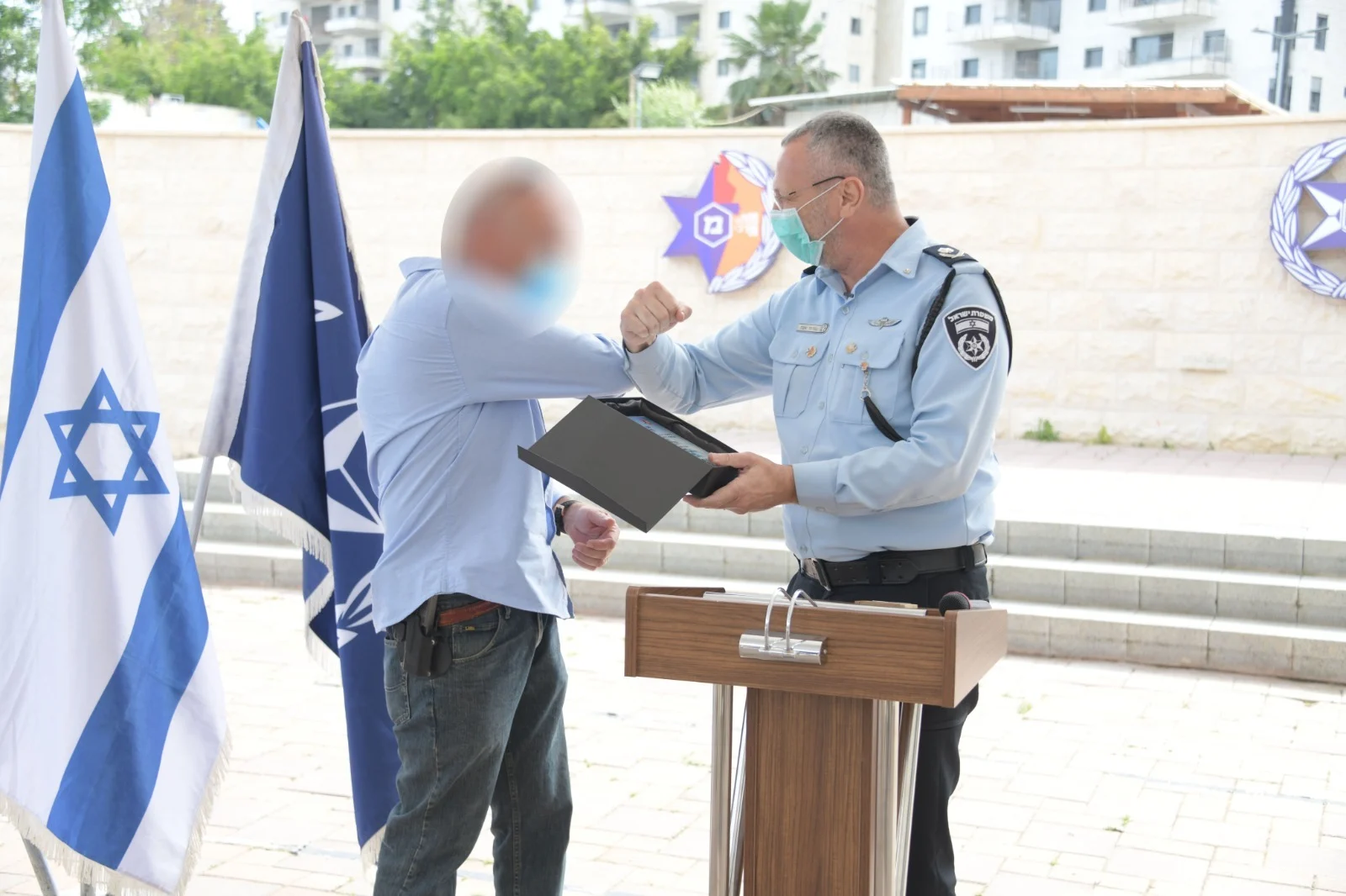 הענקת אות הוקרה לאזרח שניטרל את המפגע בפיגוע ביום הזיכרון