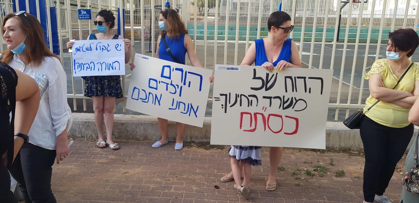 סערת הילדה והשמלה, הפגנה בבית הספר משה הס
