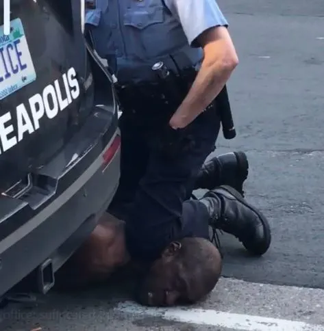שוטר לבן חונק למוות את ג'ורג' פלויד